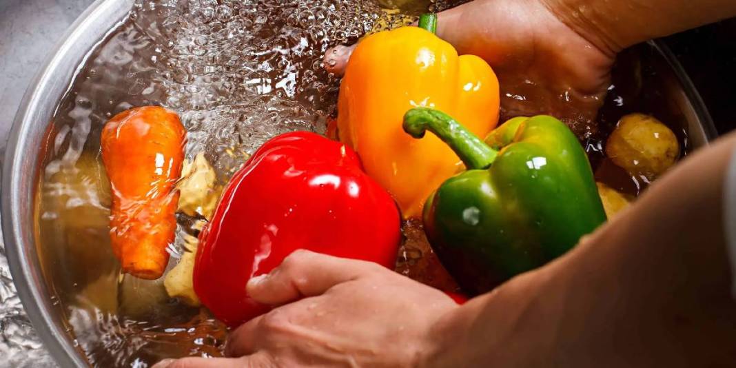 Sofranızdaki ‘Pestisit’ zehrine karşı en etkili çözüm! Meyve sebzeleri böyle yıkayan zehre veda ediyor, pişman olmuyor… 1